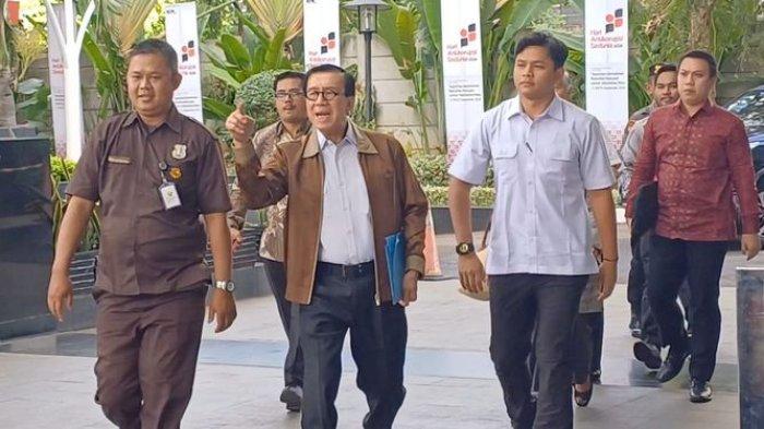 Tenteng Map Biru, Mantan Menkumham Yosanna Tidak Mau Bicara Saat Tiba