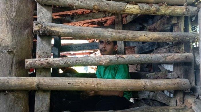 Seorang mantan buruh migran, S (34) dikurung dalam ruang sempit mirip kandang kambing di Kampung Bendungan, Desa Bantarsari, Kecamatan Pabuaran, Sukabumi, Jawa Barat, Selasa (15/10/2024).
