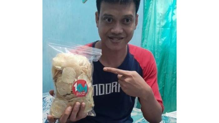 Mantan kiper Arema FC, Kurnia Meiga saat berjualan emping di TikTok.