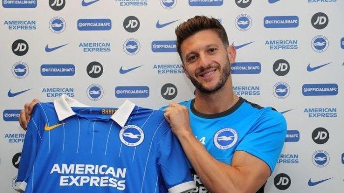 Mantan pemain Liverpool, Adam Lallana, saat diperkenalkan sebagai pemain baru Brighton & Hove Albion.