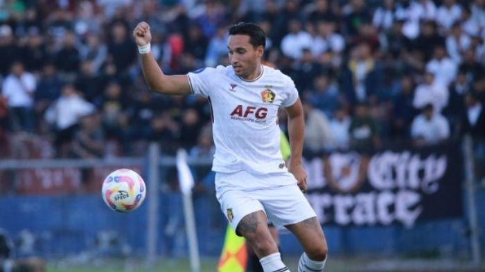 Mantan pemain Persib Bandung Ezra Walian debut bersama Persik Kediri di Liga 1 2024/2025.