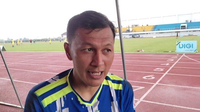 Mantan pemain Persib Bandung Zaenal Arif saat ditemui di Lapangan RA Adiwijaya, Ciateul, Kabupaten Garut, Rabu (8/3/2023). Ia menyebut lawan-lawan Maung Bandung terus mempelajari kelemahan Persib.