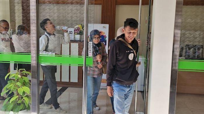 Mantan terpidana kasus pembunuhan Vina Cirebon, Saka Tatal menjalani pemeriksaan psikologis oleh lembaga perlindungan saksi dan korban (LPSK) di Hotel Panen, Jalan LLRE Martadinata, kota Bandung, Jumat (19/7/2024).