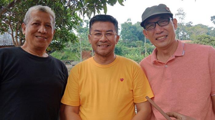 Mantan wakil bupati Sumedang Erwan Setiawan (tengah) dan Wakil Ketua DPD Golkar Sumedang Jajang Heryana (kanan) saat diwawancara Tribun Jabar.id di Kampung Ciluluk, Desa Margajaya, Tanjungsari, Sumedang, Minggu (18/2/2024)