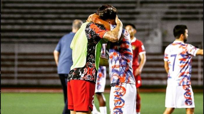Dua pemain Persib Bandung, Marc Klok dan Daisuke Sato, berpelukan erat setelah pertandingan babak Kualifikasi Piala Dunia 2026 Grup F antara Timnas Filipina vs Indonesia di Stadion Rizal Memorial pada Selasa (21/11/2023).