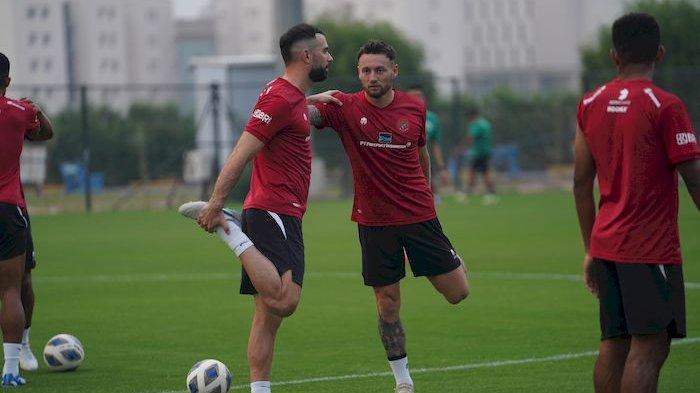 Marc Klok dan Jordi Amat berlatih bareng Timnas Indoensia di lapangan latihan kompleks sekitar Stadion Internasional Basra, Irak,  menjelang lawan Irak dalam putaran II kualifikasi Piala Dunia 2026.