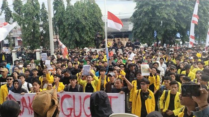 Massa aksi gelar long march hingga orasi didepan Kantor DPRD Kota Tasikmalaya, Kamis (22/8/2024).