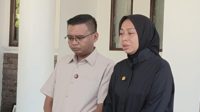 BERBICARA DI DEPAN WARTAWAN - Maula Akbar dan Putri Karlina berbicara di depan para wartawan di rumah dinasnya di Kab Garut, Sabtu (19/7/2025).  Mereka memberikan keterangan terkait tragedi maut dalam rangkaian pernikahannya di Pendopo Garut pada Jumat (18/7/2025).