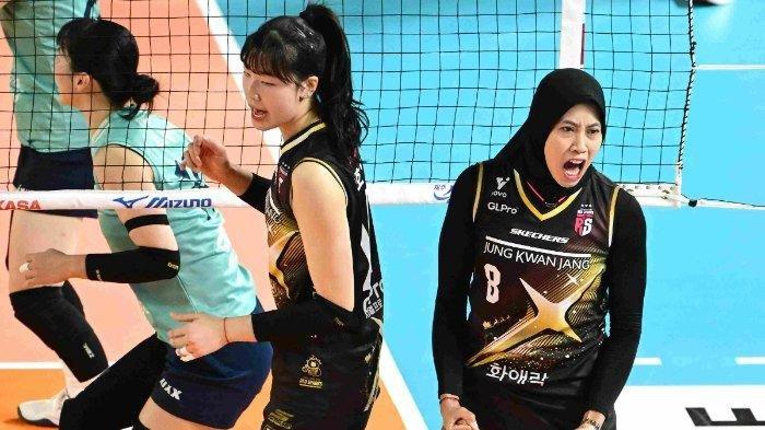 Megawati Hangestri bersama Jung Ho-young saat pertandingan Liga Voli Korea 2024/2025 antara Red Sparks vs GS Caltex. Megawati naik ke peringkat kedua klasemen top skor Liga Voli Korea seusai cetak 44 poin di laga Red Sparks vs IBK Altos, Selasa (14/1/2025).