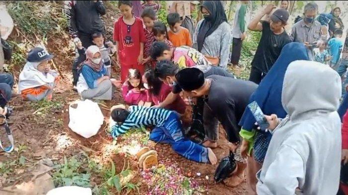 Sang Ibu Memeluk Erat Kuburan Dua Anak Korban Kebakaran di Cadas ...