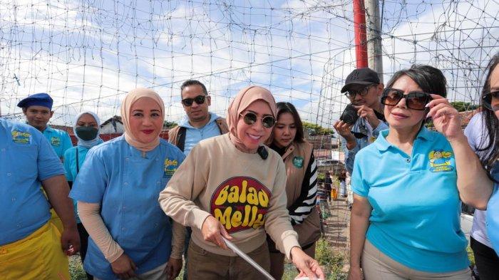 Melly Goeslaw membagikan masakan kepada warga dan relawan di Lapangan Futsal Soccer Republik Pasteur pada Minggu (22/1).