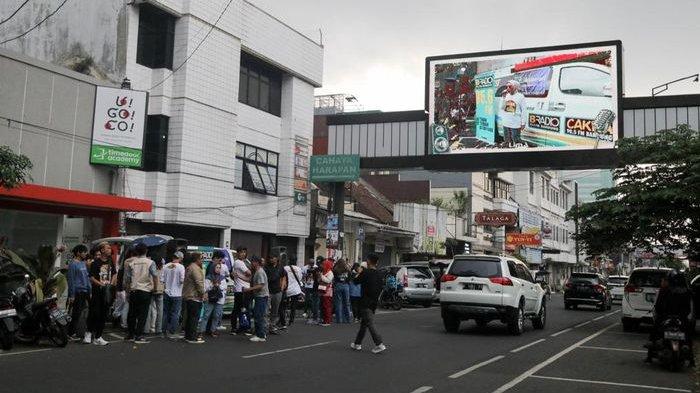 Melly Goeslaw saat berkaraoke yang ditampilkan di videotron di Jalan Sudirman, Kota Bandung.