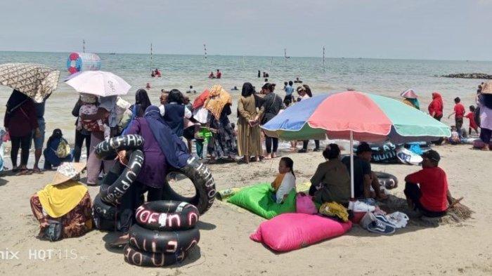 Suasana wisatawan yang memadati kawasan Objek Wisata Pantai Pondok Bali Subang menjelang malam Tahun Baru 2024, Minggu (31/12/2023).