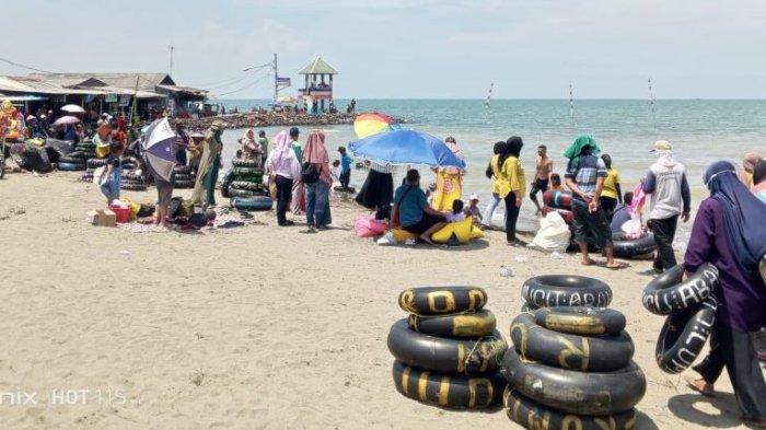 Suasana wisatawan yang memadati kawasan Objek Wisata Pantai Pondok Bali Subang menjelang malam Tahun Baru 2024, Minggu (31/12/2023).