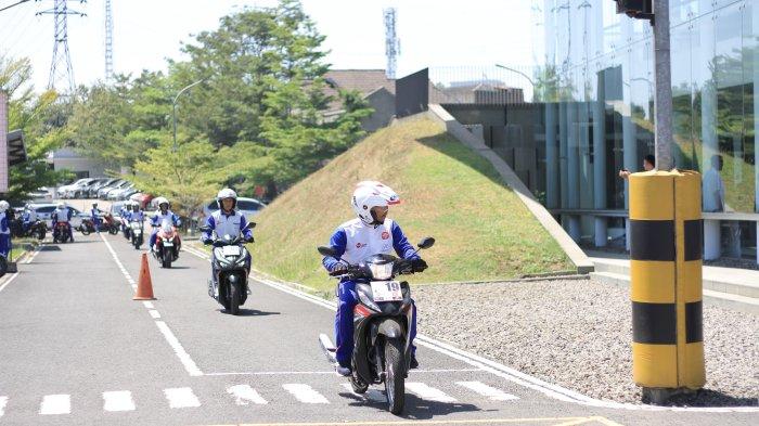  Untuk menjaga keamanan dan kenyamanan saat berkendara, pengendara sepeda motor perlu menguasai teknik dasar berkendara, khususnya dalam memahami hubungan antara pengendara dan sistem kemudi motor.