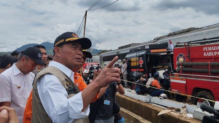 Menko PMK Muhadjir Effendy saat meninjau kereta api yang bertabrakan di Desa Cikuya, Kecamatan Cicalengka, Kabupaten Bandung, Jumat (5/1/2023).