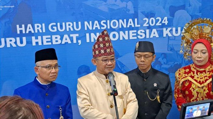 Menteri Pendidikan Dasar dan Menengah Abdul Mu'ti usai Peringatan Hari Guru di Kantor Kemendikdasmen, Jakarta, Senin (25/11/2024).