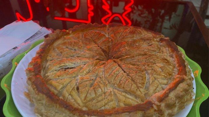 Menu 'galette des rois' dari Warung Ubi Ibu yang menggunakan bahan rempah Indonesia dalam pameran Mother of Spice yang digelar Institut Francais Indonesia (IFI) Bandung, Jalan Purnawarman, Rabu (18/10/2023).