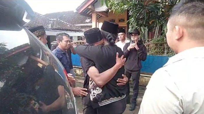Miftah maulana alias Gus Miftah mendatangi kediaman penjual es teh bernama Sunhaji di Dusun Gesari, Desa Banyusari, Kecamatan Grabag, Kabupaten Magelang, Jawa Tengah, pada Rabu (4/12/2024) pagi.