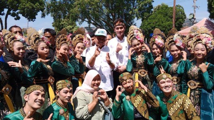 Milenial berswafoto bersama Dony Ahmad Munir - Fajar Aldila, di kawasan Alun-alun Darmaraja, Sumedang, Rabu (28/8/2024). 