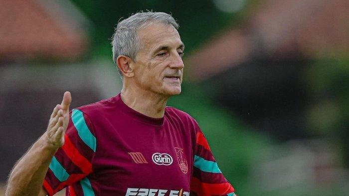 Pelatih Persis Solo, Milomir Seslija. 