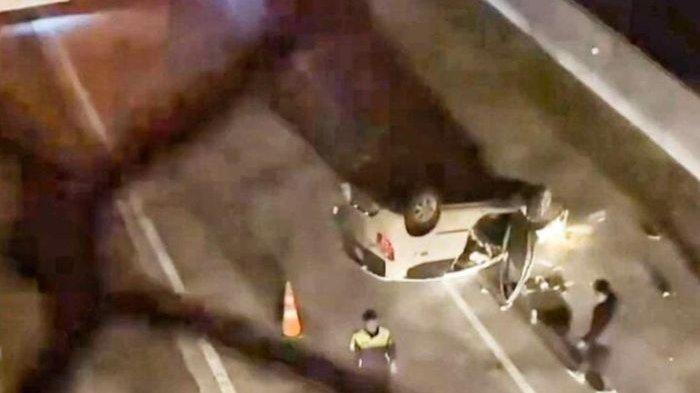 Mobil Ayla terbalik dalam kecelakaan lalu lintas tunggal di Jalan Tol Cisumdawu, Kabupaten Sumedang, Jumat (28/7/2023) dini hari. 