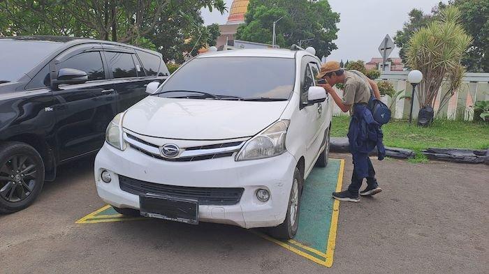 Mobil Daihastu Xenia warna putih, milik korban yang ditemukan keadaan terparkir sejak Selasa (7/11) pagi.