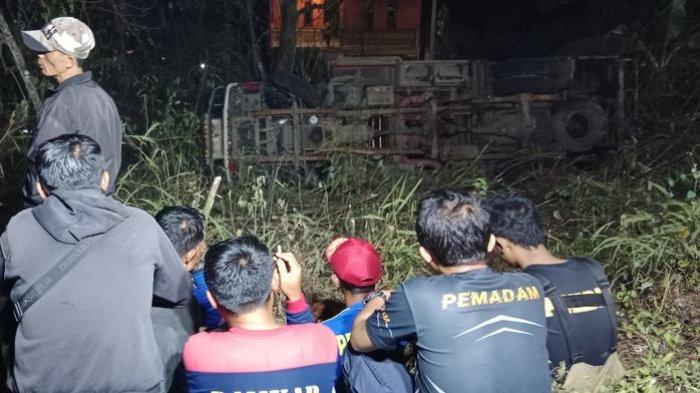 Mobil UPT Damkar Tanjungsari bernomor polisi Z 9916 A masuk jurang di Cinangka, Desa Cigendel, Kecamatan Pamulihan, Sumedang, Minggu (15/10/2023).