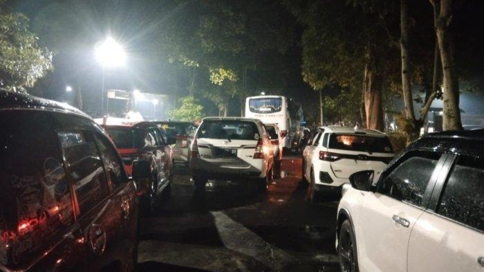 Antrean mobil yang terjebak macet di area Gunung Mas, Puncak, Bogor, Minggu (15/9/2024).