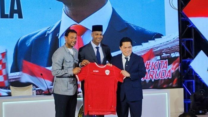 Momen Pelatih Timnas Indonesia, Patrick Kluivert, pakai peci hitam saat dikenalkan oleh jajaran pengurus PSSI, Minggu (12/1/2025).