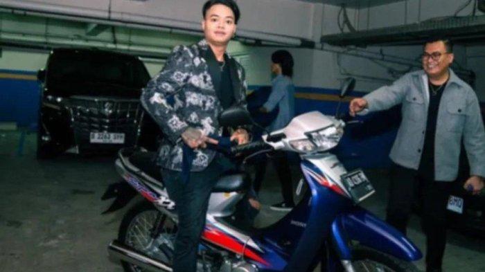 Momen Reza Arap ambil motornya yang terparkir di mal selama 3 tahun.