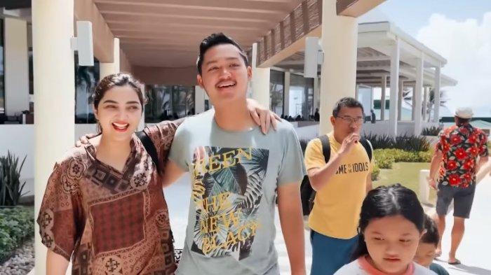 Momen manis yang dilakukan Azriel Hermansyah sembari meminta kado dari sang ibunda, Ashanty.