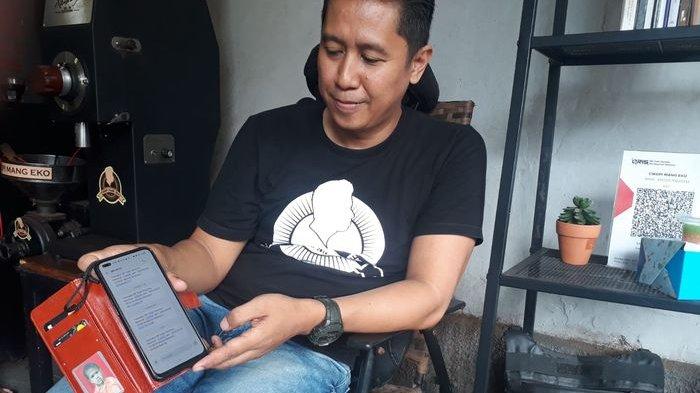 Muchtar Koswara menunjukkan transaksi yang masuk via QRIS di toko Cikopi Mang Eko, Jalan Golf Dalam Blok G, No 2, Arcamanik, Kota Bandung, Jawa Barat, Senin (4/3/2024).
