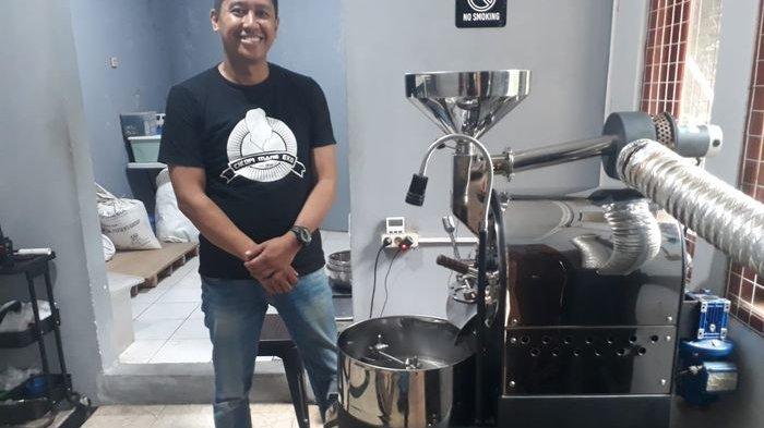 Muchtar Koswara di depan mesin roasting di toko Cikopi Mang Eko, Jalan Golf Dalam Blok G, No 2, Arcamanik, Kota Bandung, Jawa Barat, Senin (4/3/2024).