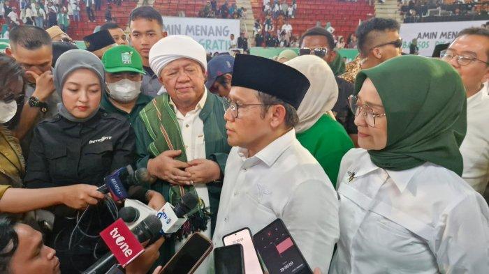 Calon wakil presiden nomor urut 01, Muhaimin Iskandar menyapa kader dan simpatisan di GOR C-Tra, Kota Bandung, Kamis (8/2/2024).