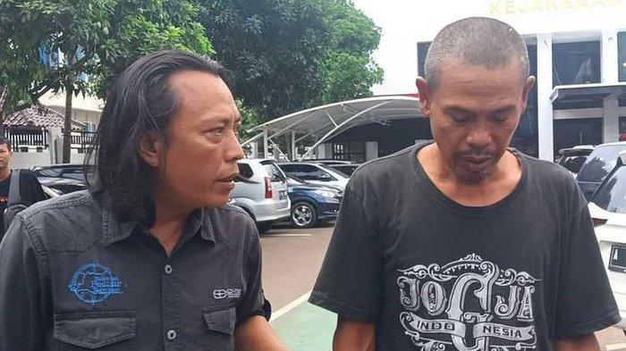 Muhyani (kanan), peternak yang dijadikan tersangka karena menganiaya pencuri hingga meninggal dunia..