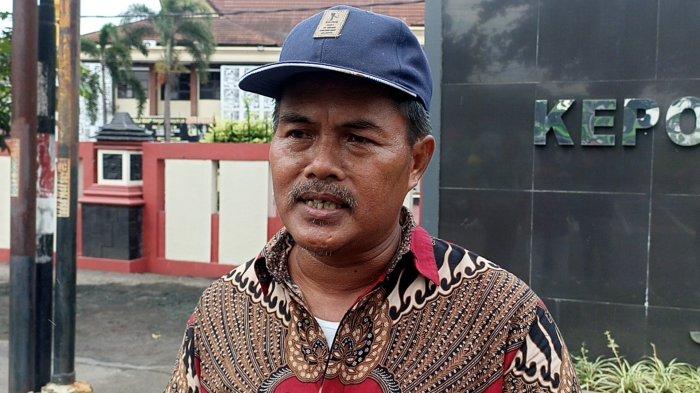 Mulyono (55) ayah Arif Sriyono (32) karyawan Toyota  korban  pembunuhan berencana dengan rekayasa pembegalan di Karawang meminta para pelaku dihukum mati.