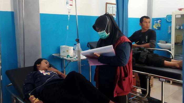Murid SDN Jati 3, Desa Saguling, Kecamatan Saguling, Kabupaten Bandung Barat (KBB), yang mengalami keracunan saat dirawat di Puskesmas Saguling, Kamis (28/9/2023).