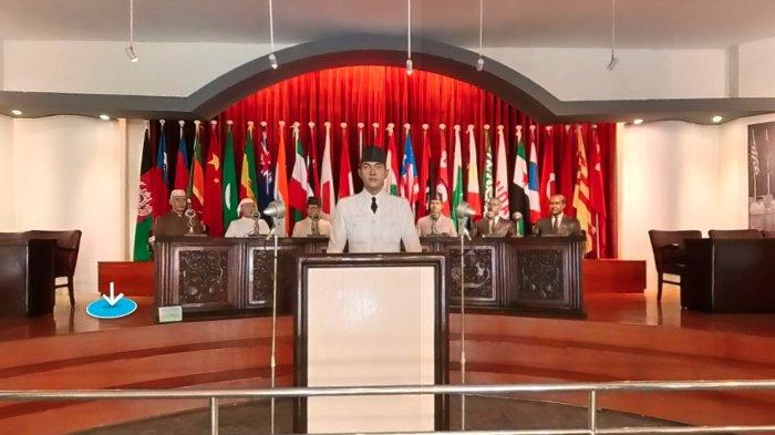 Museum Konferensi Asia Afrika (KAA) yang menampilkan dioarama Presiden Ir. Soekarno saat berlangsungnya Konferensi Asia Afrika. Museum KAA merupakan salah satu destinasi wisata sejarah gratis di sekitar pusat Kota Bandung.