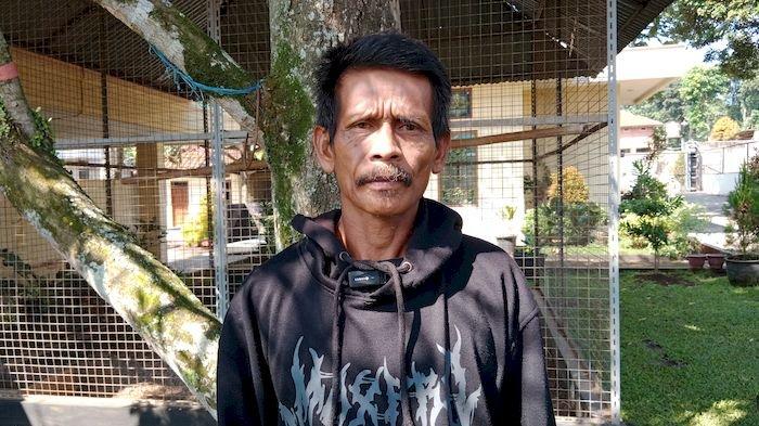 Nara Rupandi (50) orang tua Ade Kusnadi bobotoh asal Desa Warnasari, Kecamatan Surian, Kabupaten Sumedang saat diwawancara Tribun Jabar.id, di kediaman Bos Persib Umuh Muchtar, Ciluluk, Tanjungsari, Sumedang, Jumat (7/6/2024).
