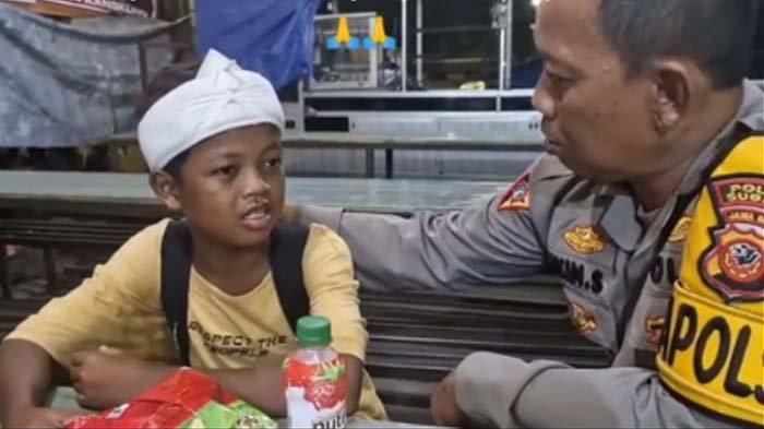 BOCAH INGIN KETEMU KDM: Tangkapan layar sosok Adnan Prasetyo, bocah yatim piatu yang viral karena ingin bertemu Dedi Mulyadi bertemu dengan Kapolsek Pagaden AKP Ikin Sodikin. Adnan tak jadi bertemu KDM karena dijemput Bupati Brebes, Paramitha Widya, disadur pada Selasa (10/6/2025). 