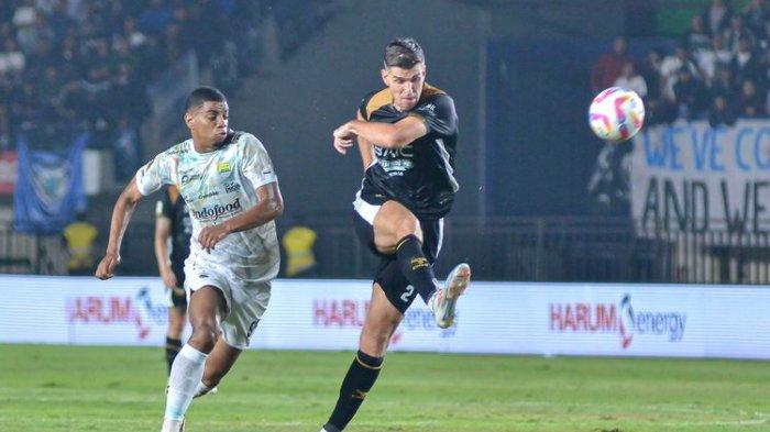 MENENDANG BOLA - Momen Nick Kuipers kembali ke Bandung dengan baju Dewa United, melakukan duel denan Uilliam Barros pemain baru Persib dalam laga Piala Presiden 2025, Selasa (8/7/2025) di Stadion Si Jalak Harupat, Soreang, Kabupaten Bandung.