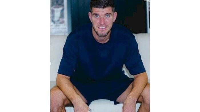 TEKEN KONTRAK - Nick Kuipers, eks Persib Bandung, saat meneken kontrak dengan Dewa United, Kamis (26/6/2026).