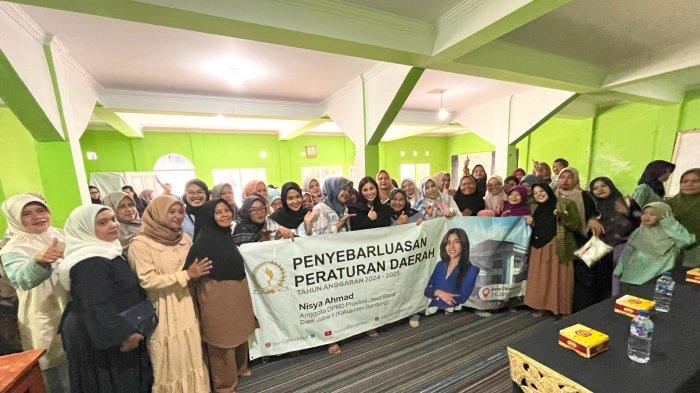 Nisya Ahmad, anggota dewan Kabupaten Bandung, hadir untuk memberikan sosialisasi Peraturan Daerah tentang Desa Wisata di Desa Cikasungka, Kecamatan Cikancung, Kabupaten Bandung.