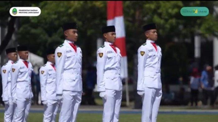 Noval Ardhana Alfi Nasri (16) siswa Kelas 11 SMA Presiden, Bekasi, anak dari Angelia Deby Selviani dan Eks Eks Kapolres Sukabumi,  Kombes Pol Nasriadi, menjadi salah satu anggota Paskibraka tingkat Provinsi Jawa Barat dalam upacara HUT ke-78 RI di Lapangan Gasibu, Kota Bandung, Kamis (17/8/2023).
