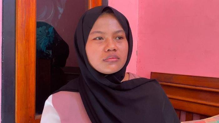 BOBOTOH MENINGGAL - Nuraeni, istri dari Nugraha, bobotoh yang terjatuh di Flyover Pasupati Bandung saat ditemui, Minggu (8/6/2025). Nugraha meninggal dunia pada Jumat (6/5/2025).