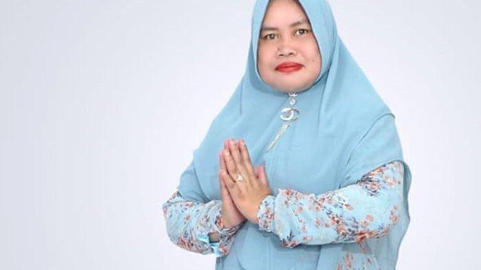 Nurhayati Kulsum mengenakan gamis hasil produksinya.