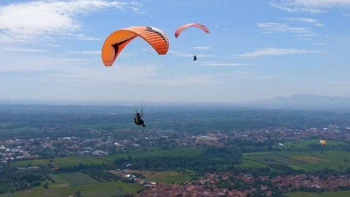 Pemandangan yang dapat dinikmati pengunjung saat terbang tandem di objek wisata paralayang Gunung Panten, Desa Sidamukti, Kecamatan/Kabupaten Majalengka, belum lama ini.