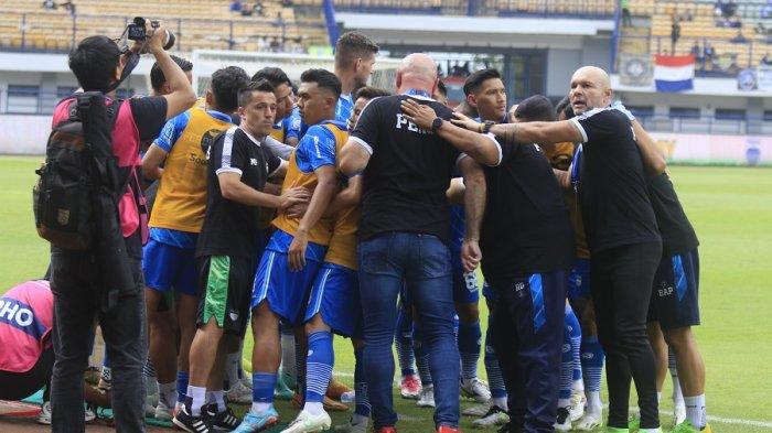 Ofisial Tim Persib Bandung memberi semangat para pemain dalam laga melawan Persikabo 1973 di Stadion GBLA Kota Bandung, Sabtu (16/9).