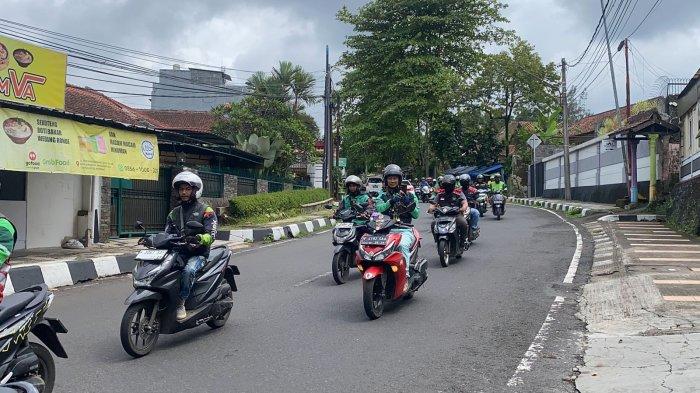 MATIKAN APLIKASI - Ojol Sukabumi berkumpul mematikan aplikasi, Senin (17/2/2025). Aksi ini merupakan solidaritas dukung  demo di Jakarta tuntut operator beri THR.